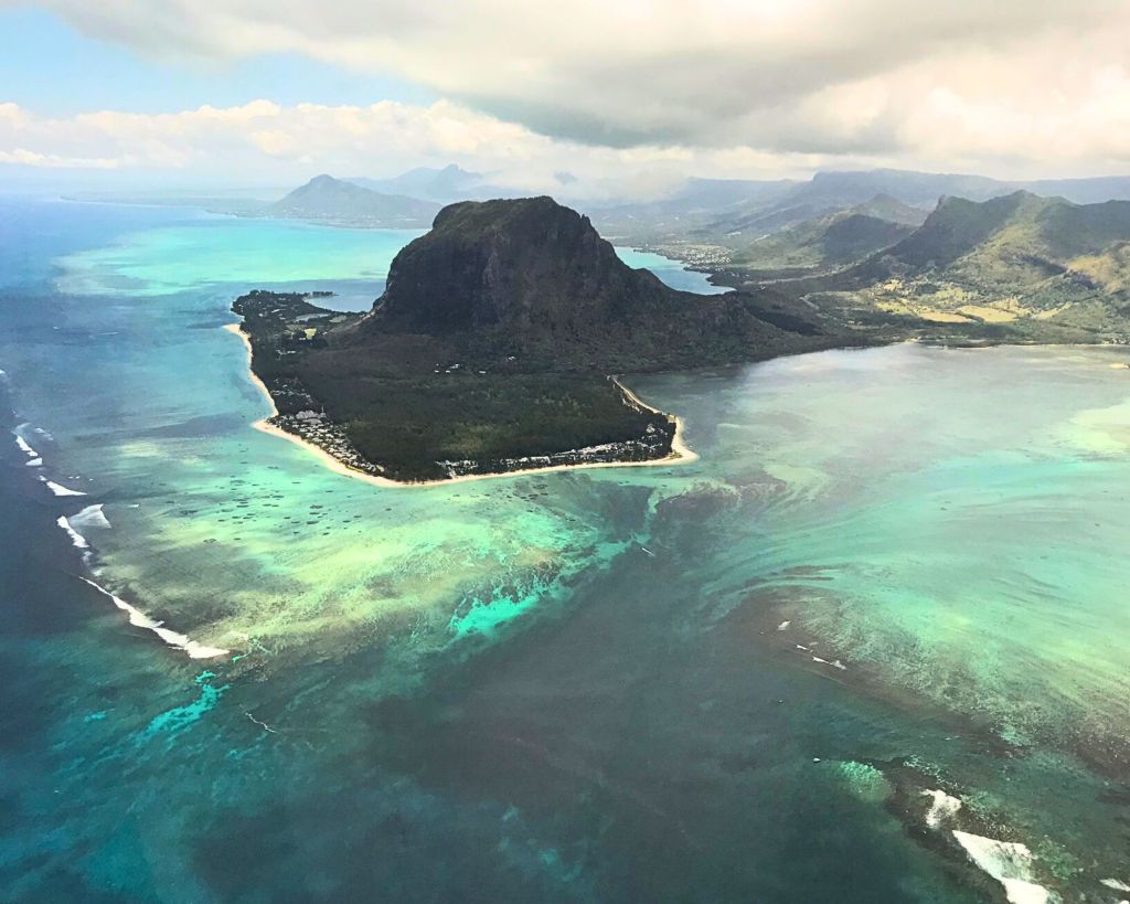 Je vous emmène survoler la seule et unique cascade sous-marine du monde&nbsp;!